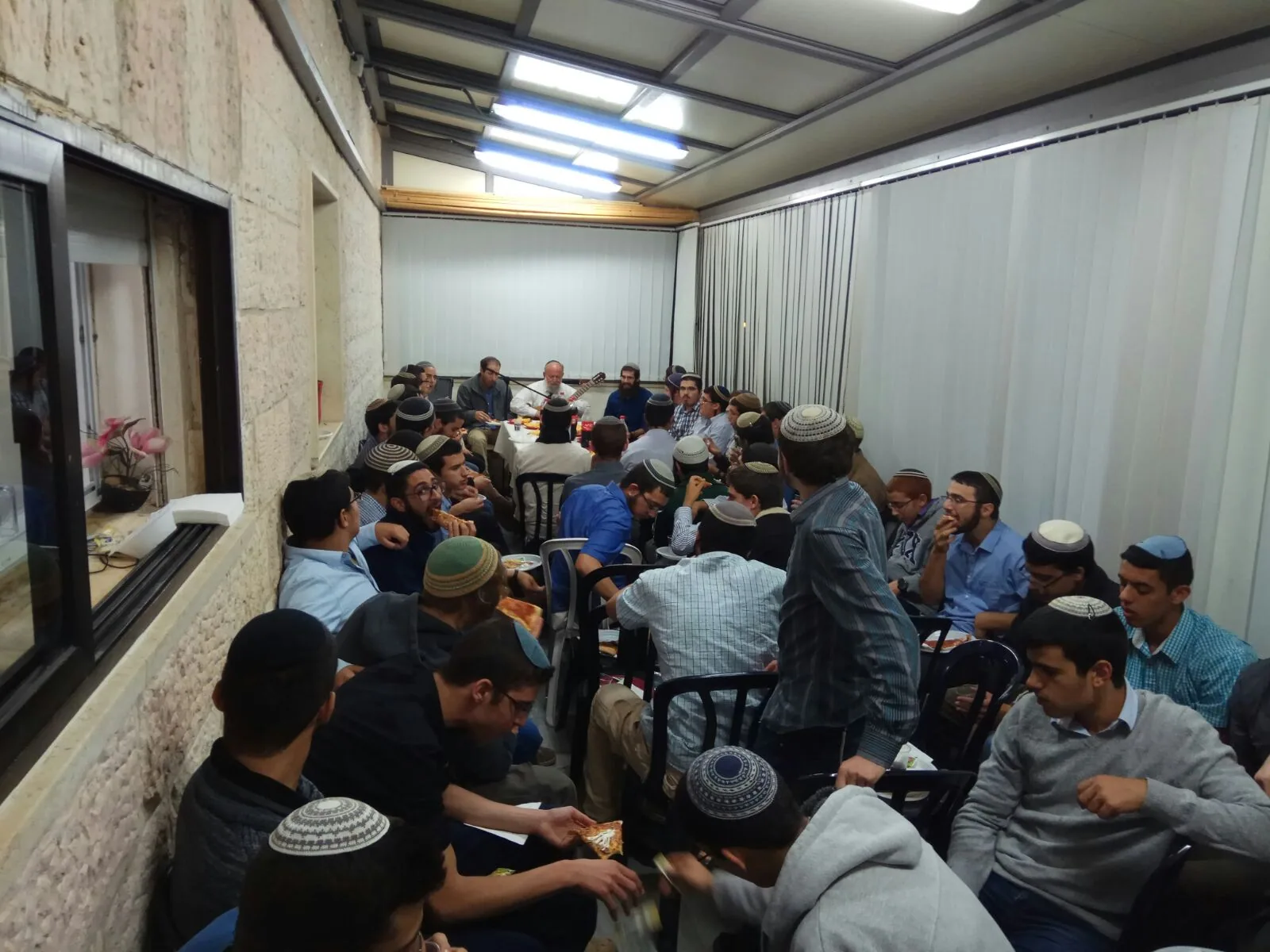 תלמידי השמינית בביקור מיוחד בבית ראש הישיבה הרב שבתי סבתו